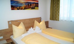 Schlafzimmer 1 mit Doppelbett und Wand-TV