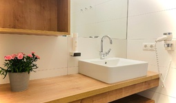Komfortables, modernes Badezimmer